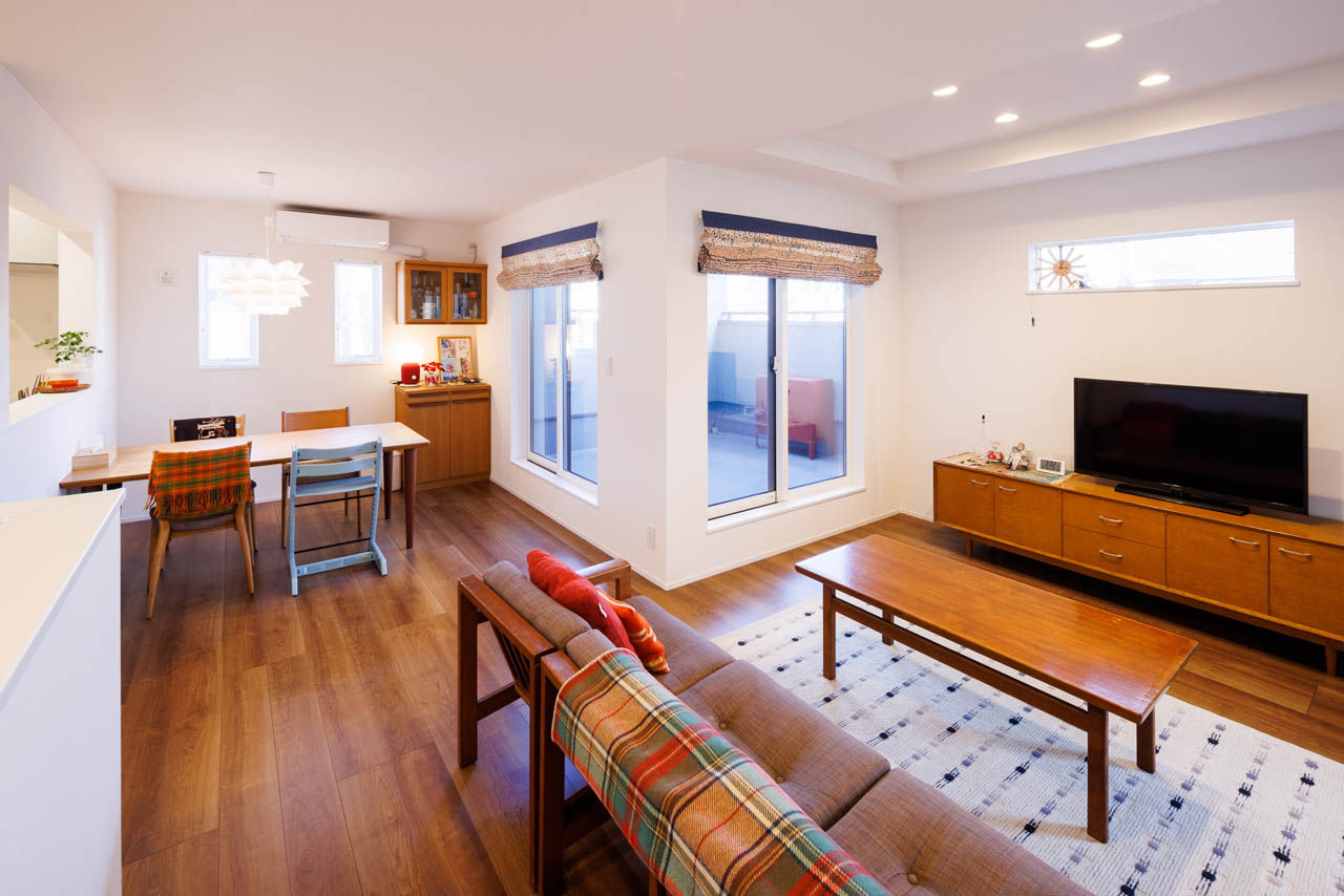 神奈川住空間 【3000万円台/ビルトインガレージ/インナーバルコニー】心地よい陽光と開放感！外に閉じ、内に開く都市の家の建築実例画像4