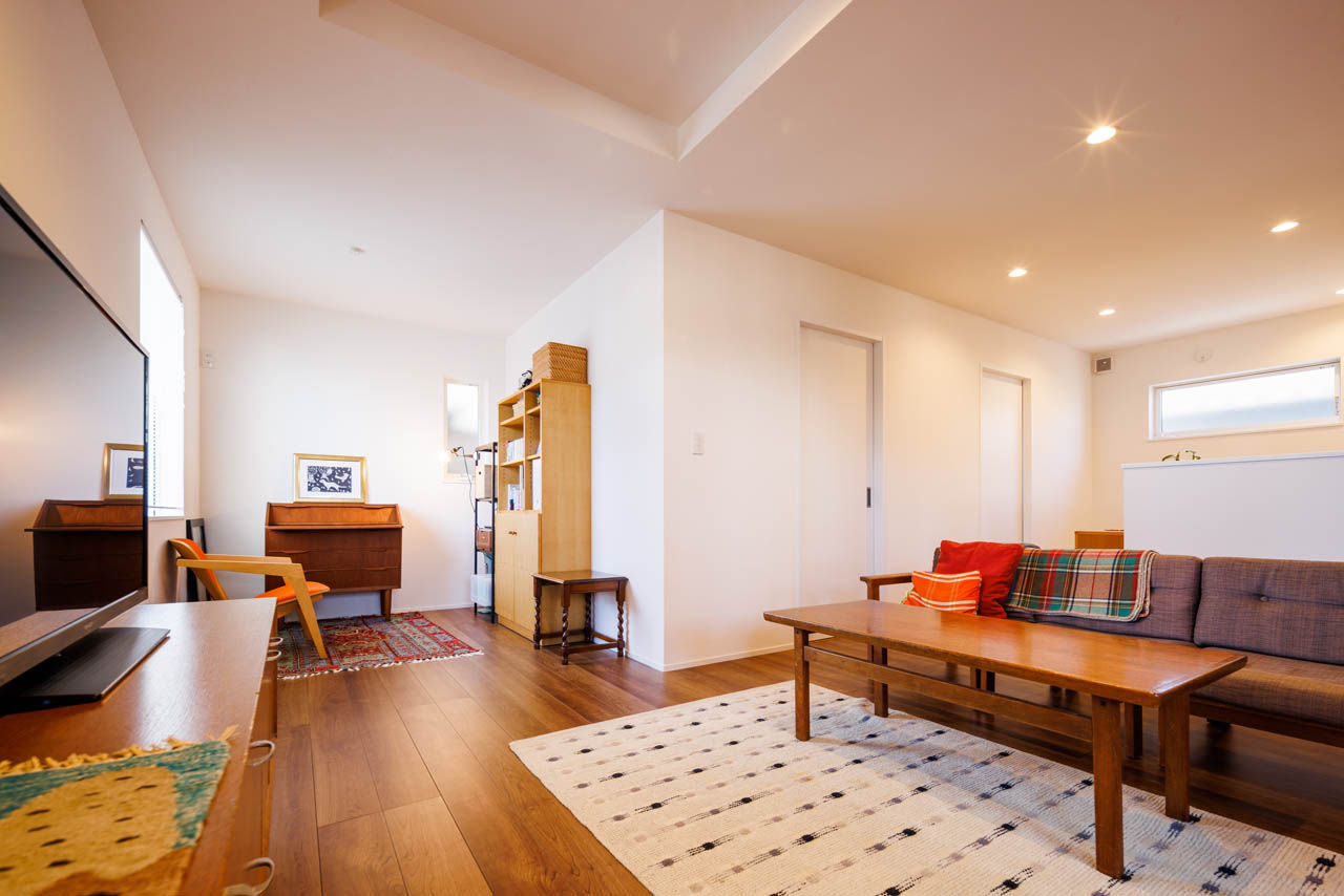 神奈川住空間 【3000万円台/ビルトインガレージ/インナーバルコニー】心地よい陽光と開放感！外に閉じ、内に開く都市の家の建築実例画像5