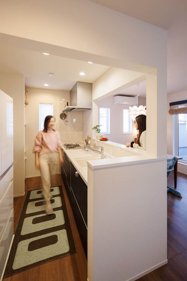 神奈川住空間 【3000万円台/ビルトインガレージ/インナーバルコニー】心地よい陽光と開放感！外に閉じ、内に開く都市の家の建築実例画像8