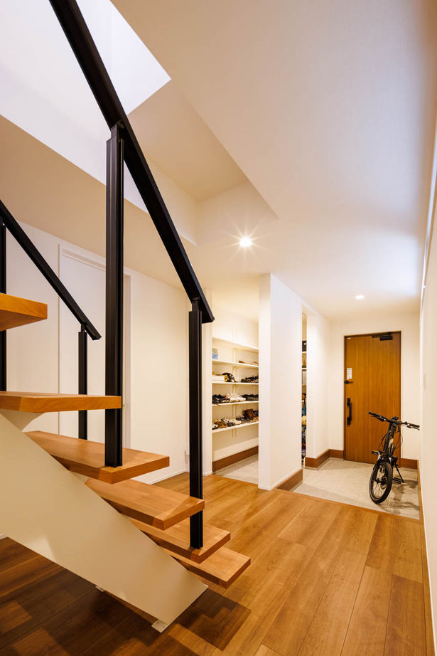 神奈川住空間 【3000万円台/ビルトインガレージ/インナーバルコニー】心地よい陽光と開放感！外に閉じ、内に開く都市の家の建築実例画像9