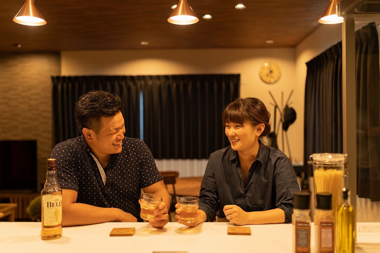 パパまるハウス 隠れ家ダイニングバーのようなお二人のお家。照明や家具にもこだわった大満足の家の建築実例画像1