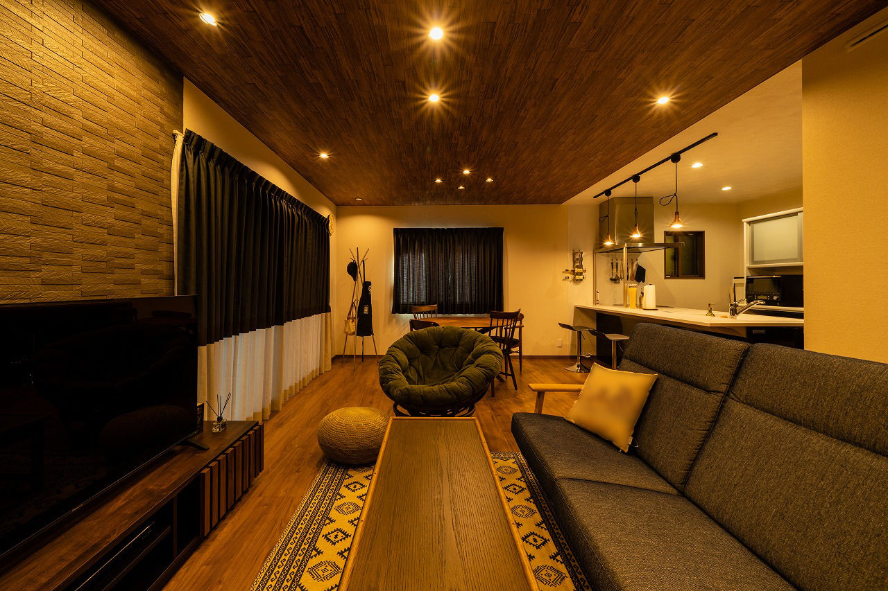 パパまるハウス 隠れ家ダイニングバーのようなお二人のお家。照明や家具にもこだわった大満足の家の建築実例画像2