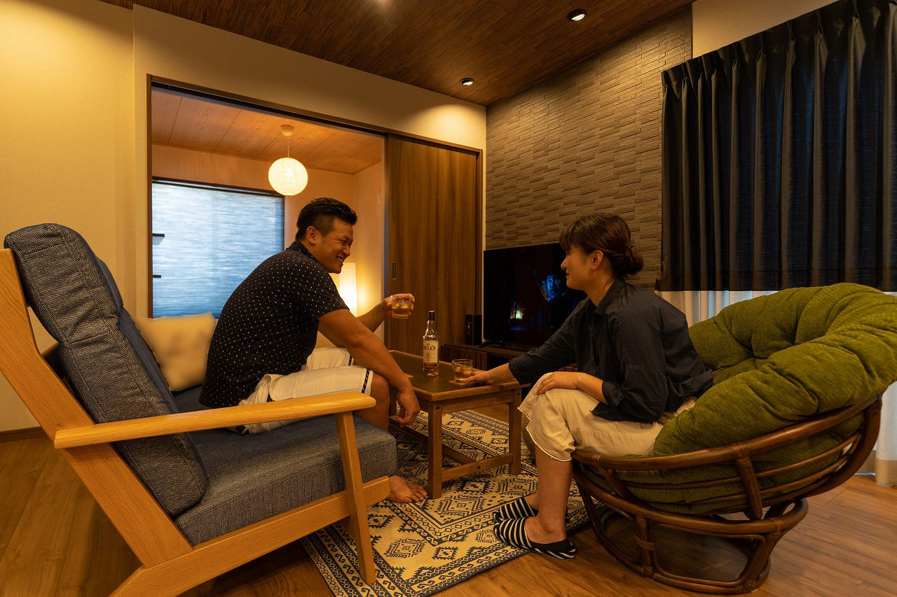 パパまるハウス 隠れ家ダイニングバーのようなお二人のお家。照明や家具にもこだわった大満足の家の建築実例画像4