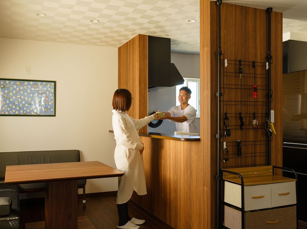 パパまるハウス 子育てしやすさにこだわった間取りと収納。床と家具の色を合わせたカフェ風のお家の建築実例画像4