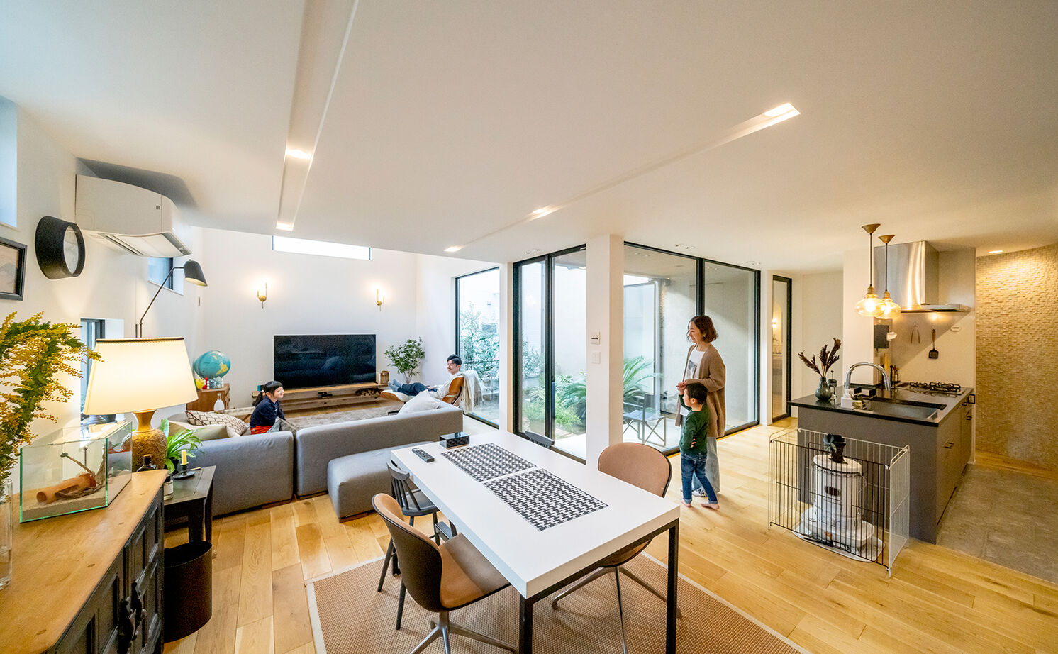 【湘南品質の家】ハートフルホーム 【湘南/茅ヶ崎市/40坪台/中庭】プライベート空間で自然と寛ぐ。道路側に窓のない中庭を囲うコの字型の家の建築実例画像