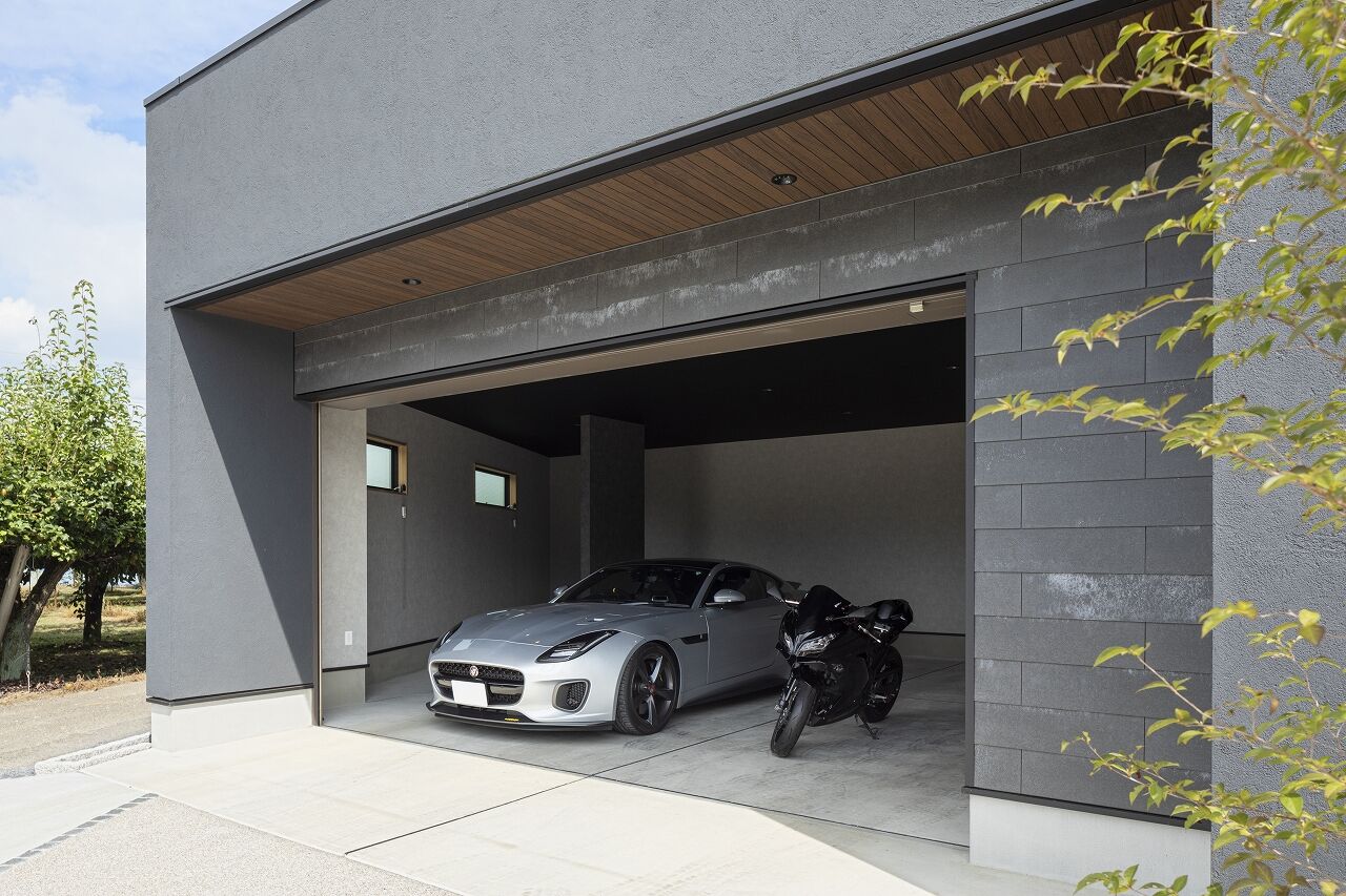 荒井工務店 【4000万円～・間取図有】ガレージ×スキップフロア。趣味を楽しむモダンテイストの洗練された邸宅の建築実例画像2