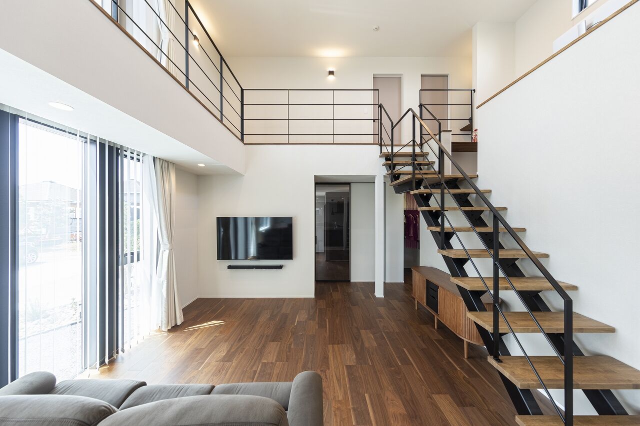 荒井工務店 【4000万円～・間取図有】ガレージ×スキップフロア。趣味を楽しむモダンテイストの洗練された邸宅の建築実例画像3