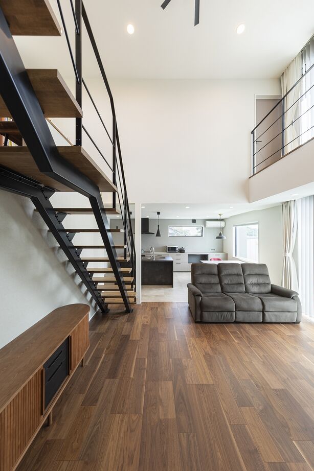 荒井工務店 【4000万円～・間取図有】ガレージ×スキップフロア。趣味を楽しむモダンテイストの洗練された邸宅の建築実例画像4