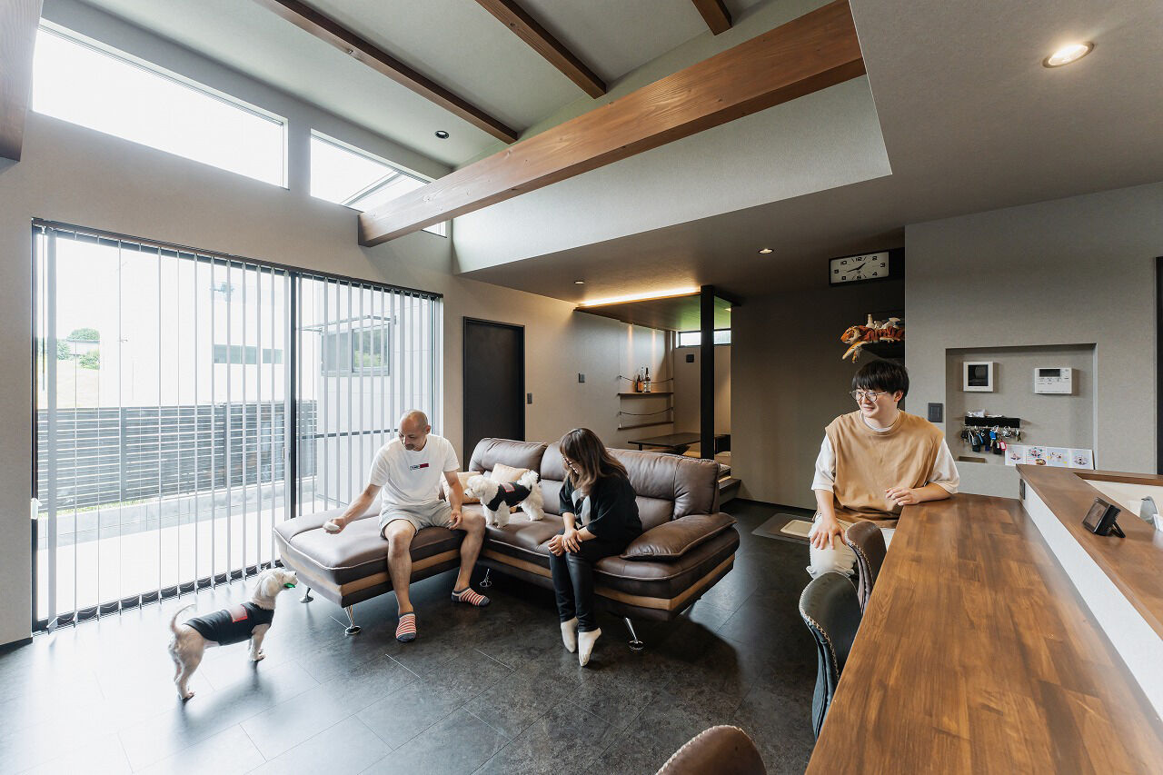 can wood 【1000万円台／コの字型／平屋】勾配天井で広々空間。家族の会話も増える平屋の家の建築実例画像2