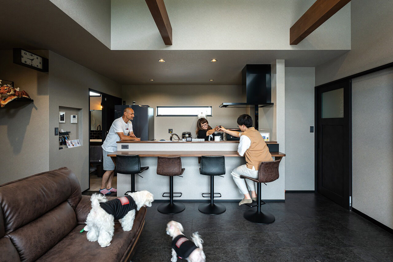 can wood 【1000万円台／コの字型／平屋】勾配天井で広々空間。家族の会話も増える平屋の家の建築実例画像3