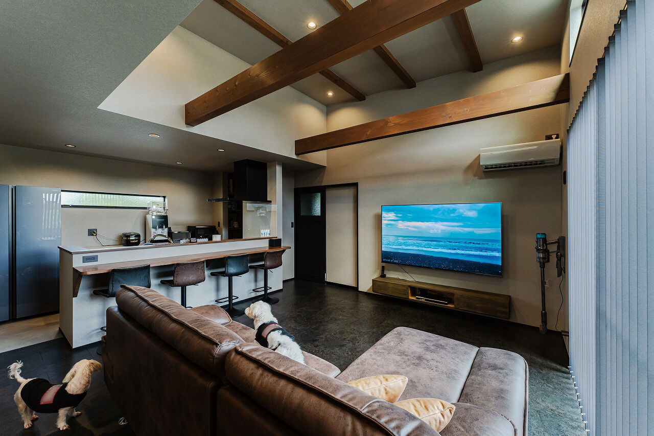 can wood 【1000万円台／コの字型／平屋】勾配天井で広々空間。家族の会話も増える平屋の家の建築実例画像5