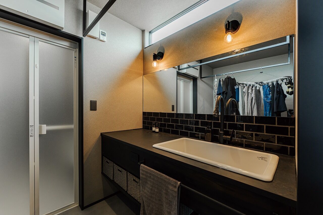 can wood 【1000万円台／コの字型／平屋】勾配天井で広々空間。家族の会話も増える平屋の家の建築実例画像9