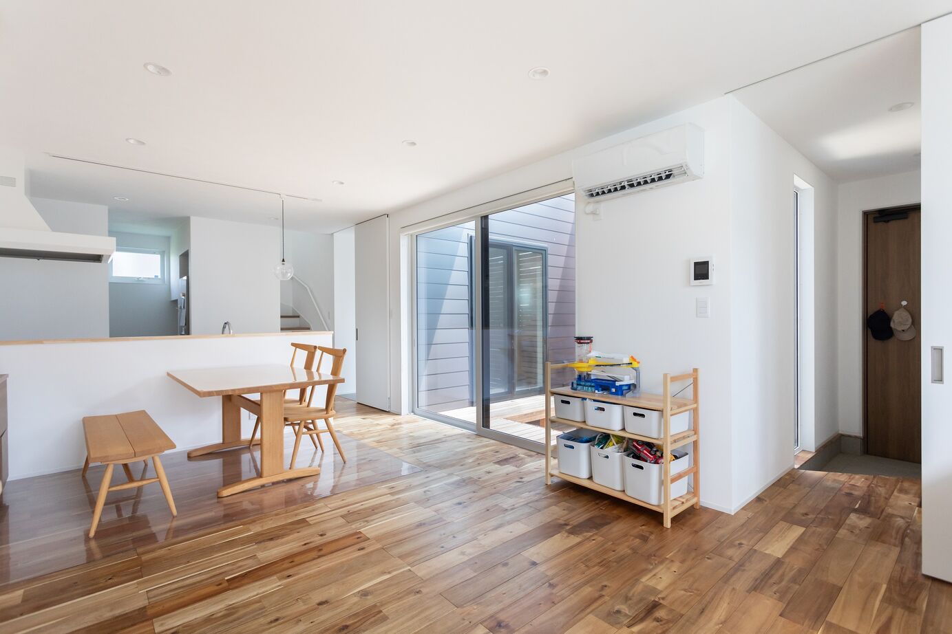 リプレイ 【本体価格2530万円/35.9坪/2階建て】爽やかな風と光が吹き込むプライベートガーデンのあるお家の建築実例画像3