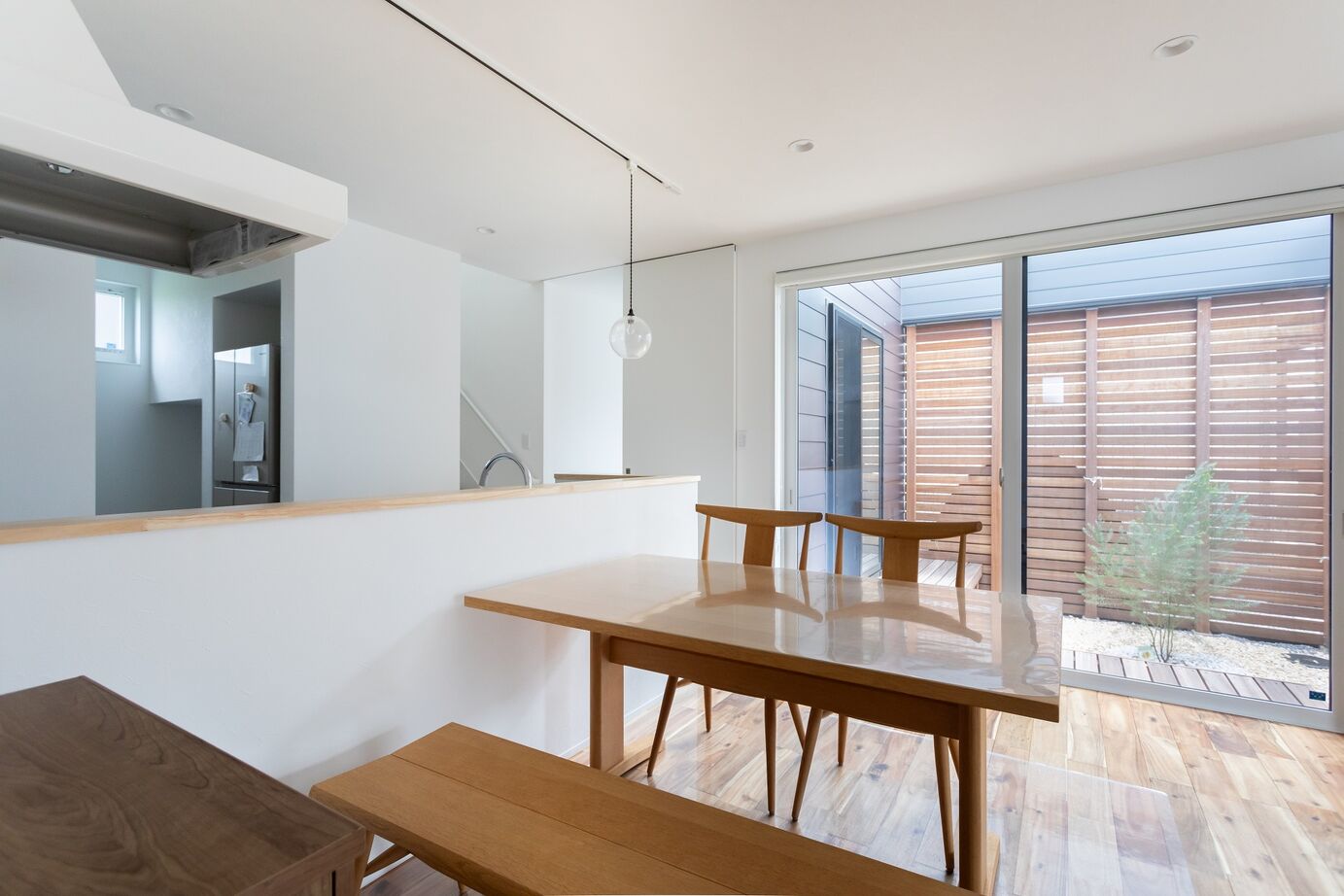 リプレイ 【本体価格2530万円/35.9坪/2階建て】爽やかな風と光が吹き込むプライベートガーデンのあるお家の建築実例画像4