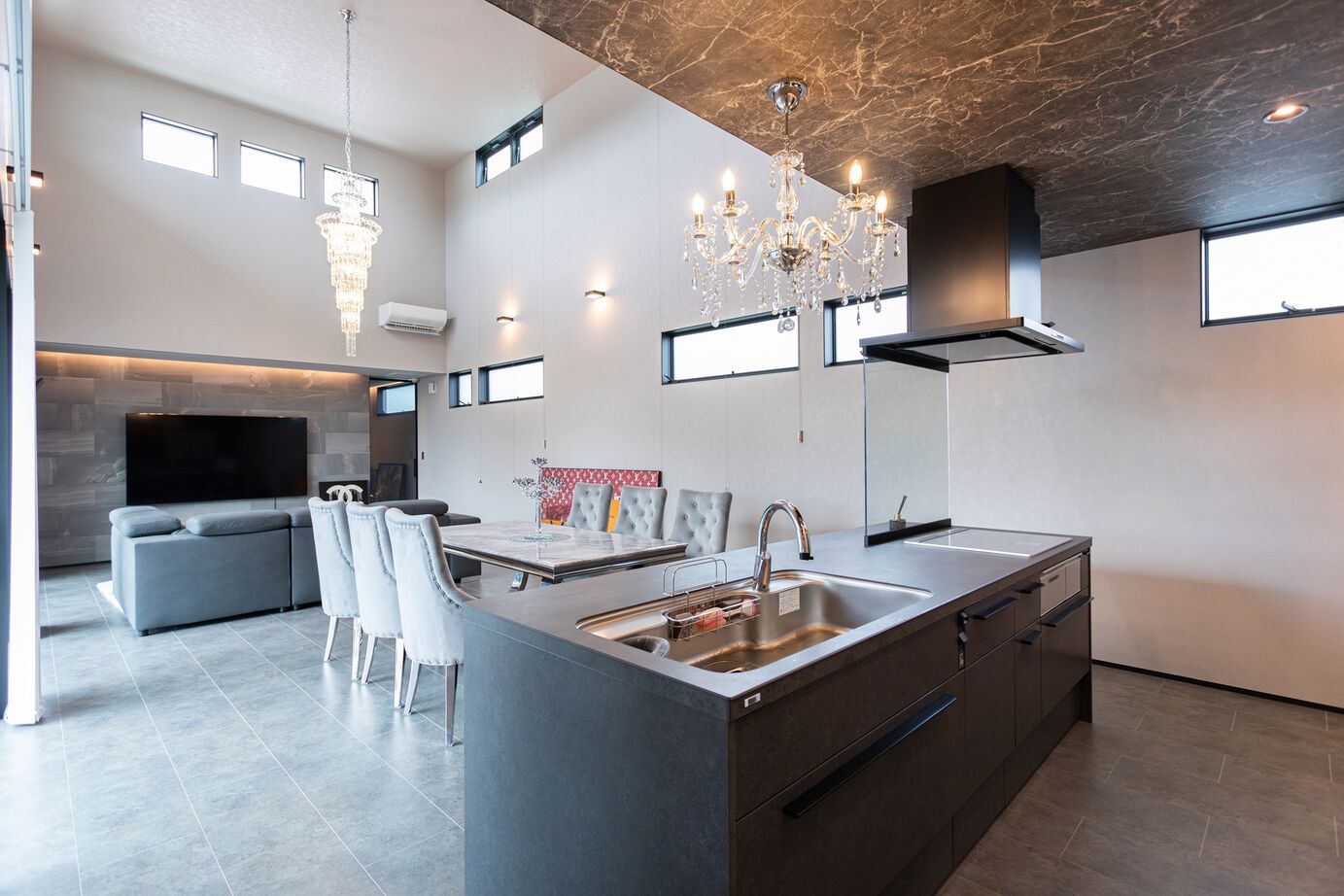 リプレイ 【本体価格5,900万円/57.9坪/２階建て】素材と光が織りなすラグジュアリー空間の建築実例画像3