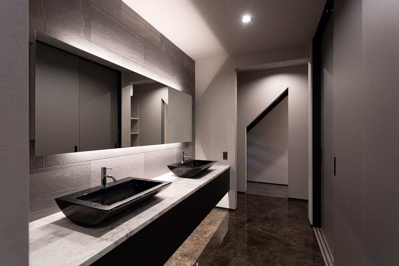 リプレイ 【本体価格5,900万円/57.9坪/２階建て】素材と光が織りなすラグジュアリー空間の建築実例画像6