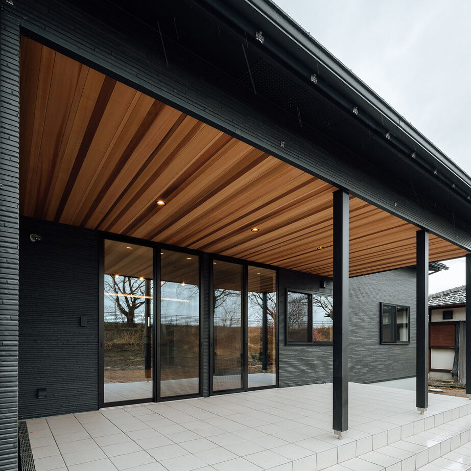 HYGGE THE HOME (ヒロミヤ住建） 【平屋/38.5坪】薪ストーブを設えた、洗練された佇まいの平屋の建築実例画像