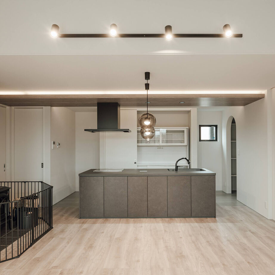 HYGGE THE HOME (ヒロミヤ住建） 【平屋/38.5坪】薪ストーブを設えた、洗練された佇まいの平屋の建築実例画像2