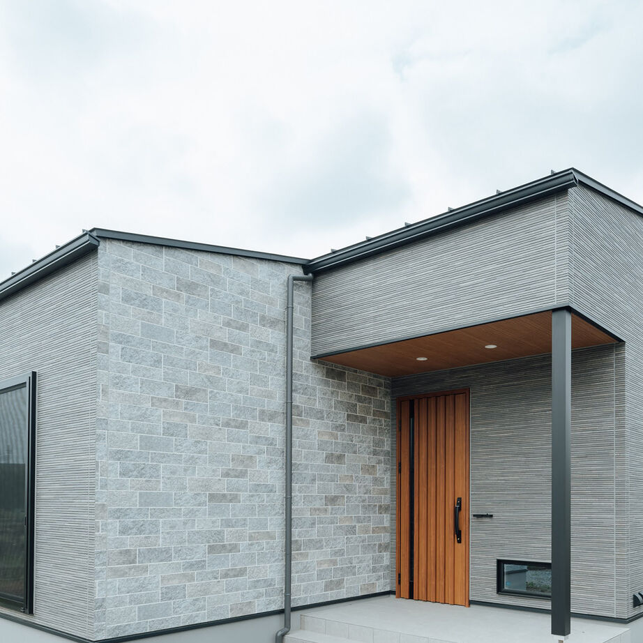 HYGGE THE HOME (ヒロミヤ住建） 素材と色味による重厚感ある平屋の建築実例画像