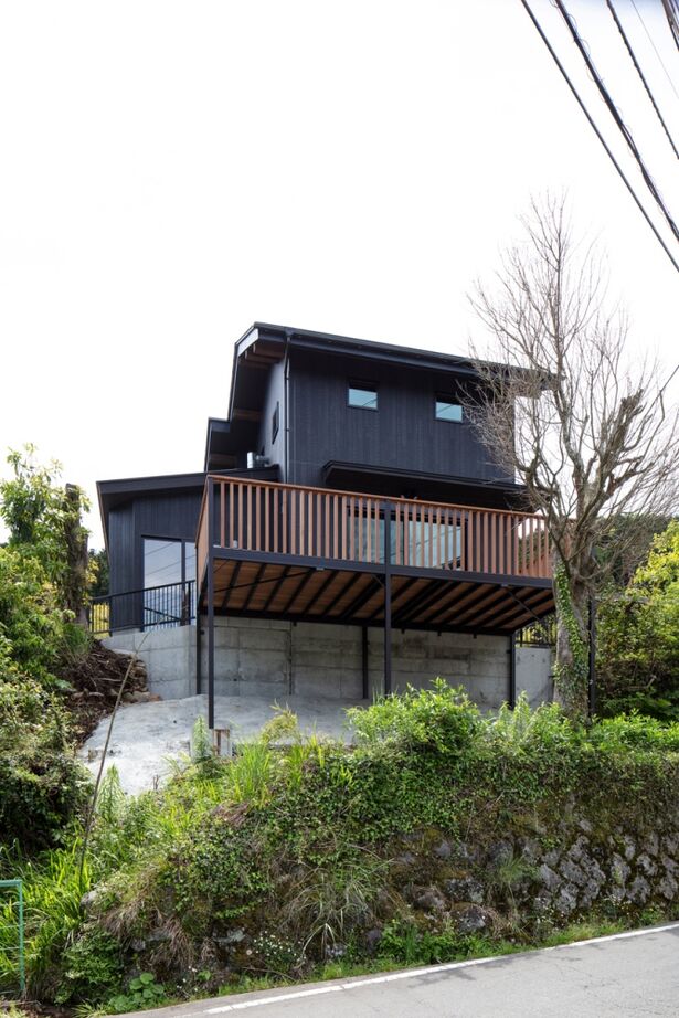 暮らしのスタジオ 【3000万円台/別荘】リクエストは「囲炉裏のある家」。自宅に続き2棟目を依頼した深い趣のある平屋の住まいの建築実例画像2