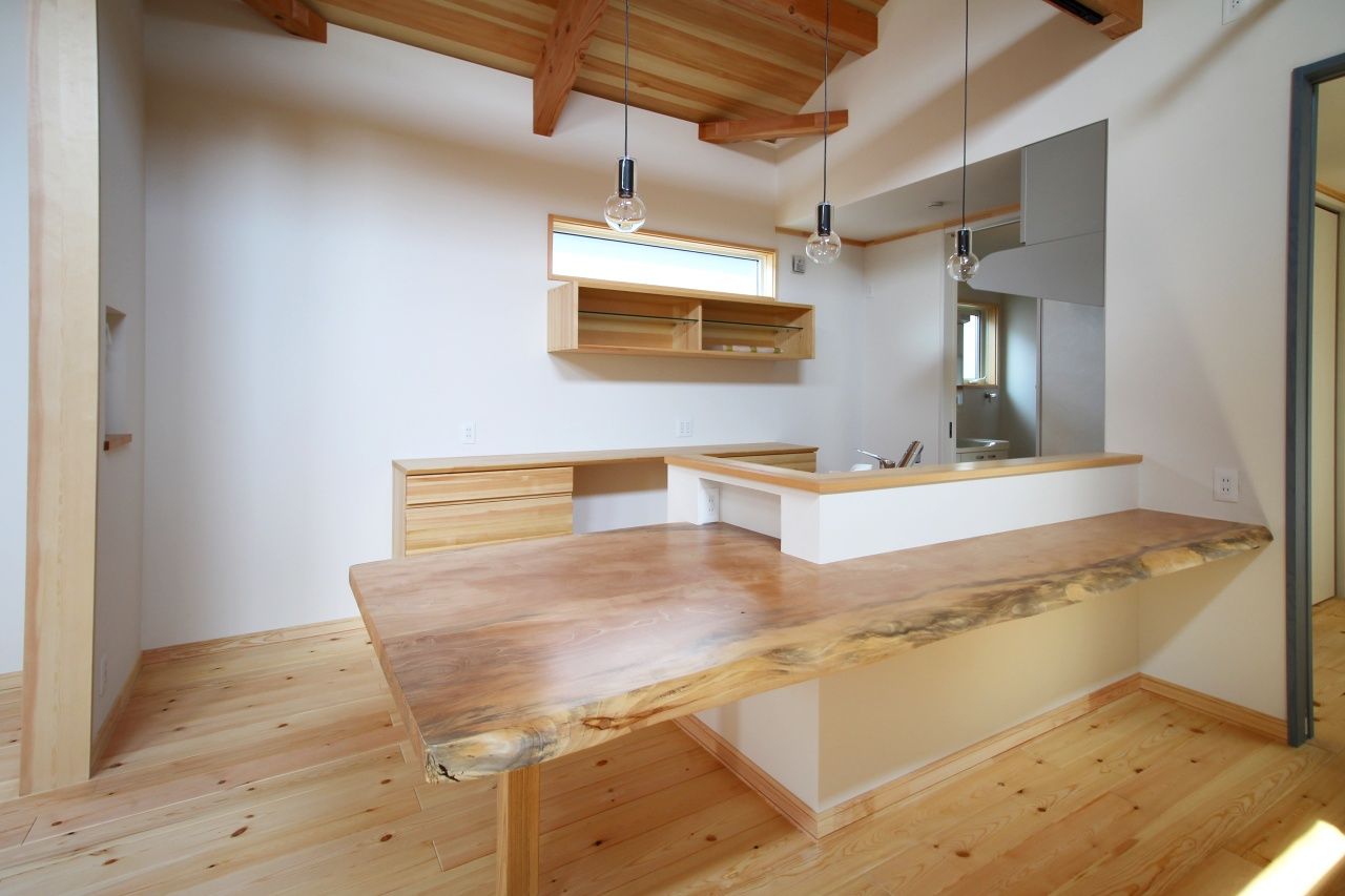 暮らしのスタジオ 【2000万円台/32坪/ガレージハウス/間取り図】大好きなバイクをいつでも見守れる、2階LDKの癒しの木の家の建築実例画像2