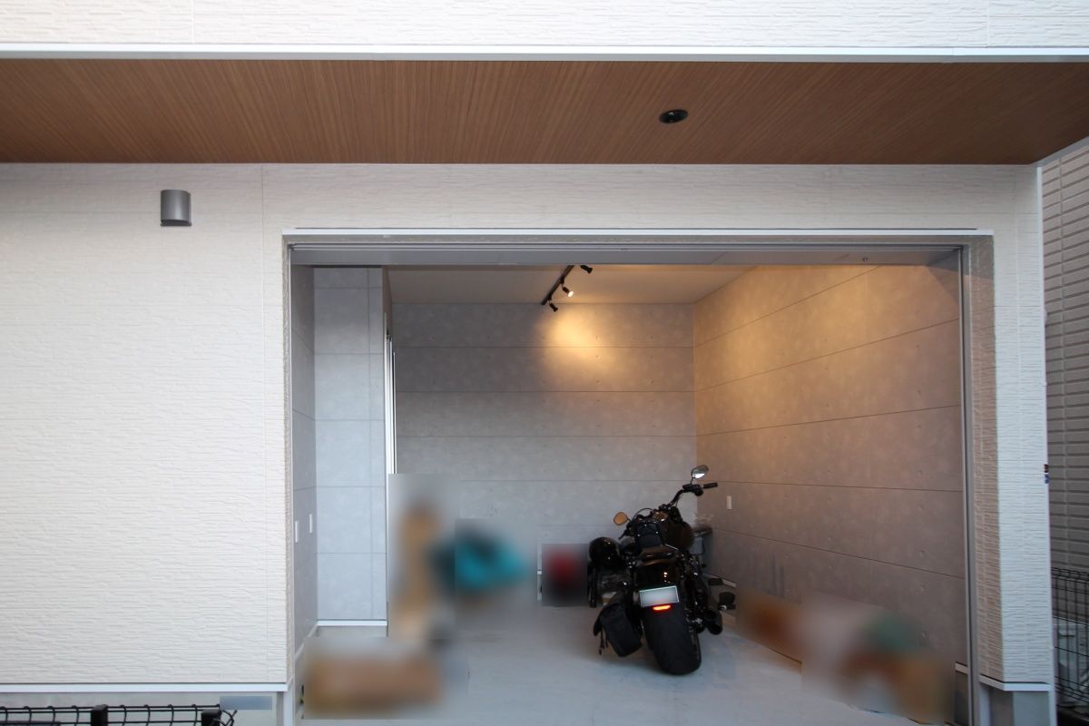 暮らしのスタジオ 【2000万円台/32坪/ガレージハウス/間取り図】大好きなバイクをいつでも見守れる、2階LDKの癒しの木の家の建築実例画像3