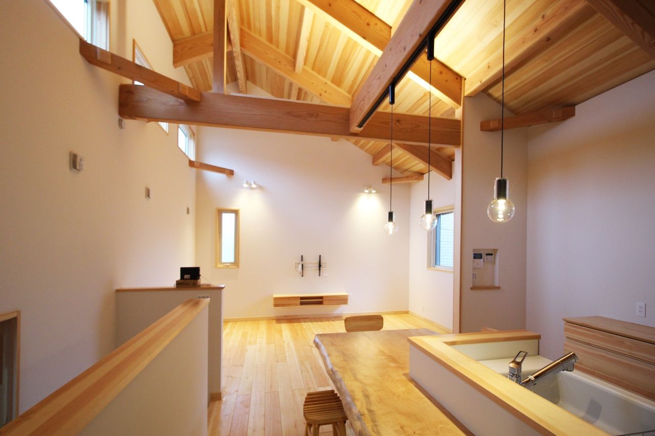 暮らしのスタジオ 【2000万円台/32坪/ガレージハウス/間取り図】大好きなバイクをいつでも見守れる、2階LDKの癒しの木の家の建築実例画像4