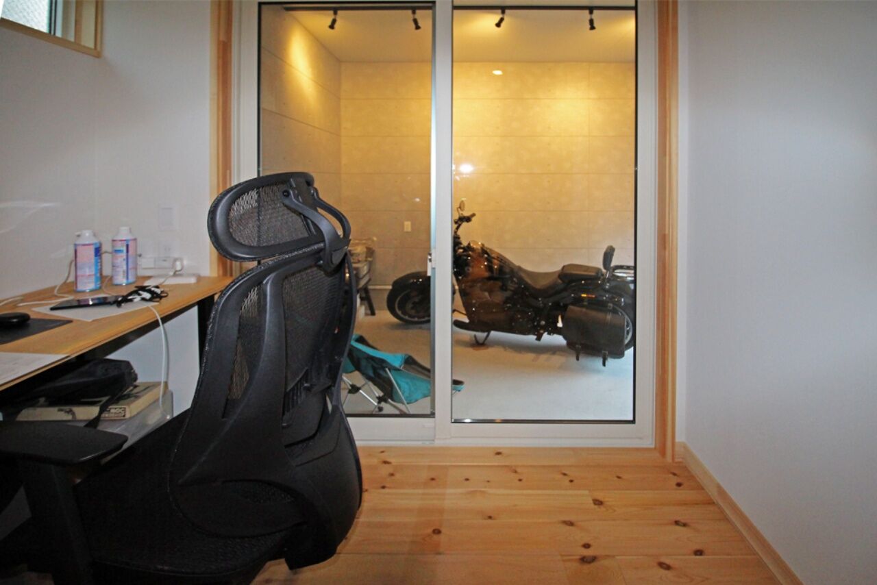 暮らしのスタジオ 【2000万円台/32坪/ガレージハウス/間取り図】大好きなバイクをいつでも見守れる、2階LDKの癒しの木の家の建築実例画像6