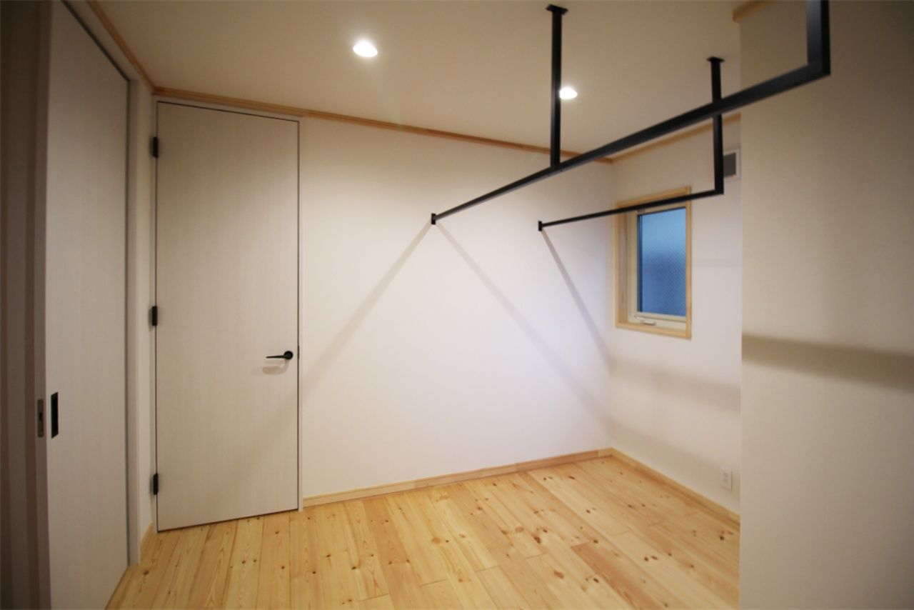 暮らしのスタジオ 【2000万円台/32坪/ガレージハウス/間取り図】大好きなバイクをいつでも見守れる、2階LDKの癒しの木の家の建築実例画像8