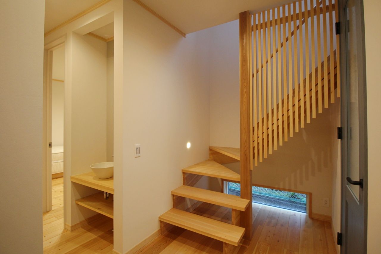 暮らしのスタジオ 【2000万円台/32坪/ガレージハウス/間取り図】大好きなバイクをいつでも見守れる、2階LDKの癒しの木の家の建築実例画像9