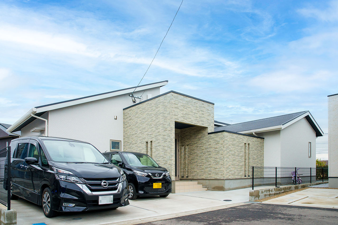 ＋RICCO　一級建築士事務所 【鳥栖市/2100万円台/平屋×中庭】15.5畳大の中庭にあふれる笑顔。子ども3人がノビノビ育つ「コの字型」の家の建築実例画像