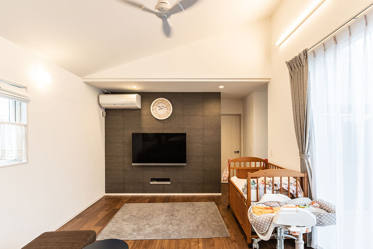 ＋RICCO　一級建築士事務所 【鳥栖市/2100万円台/平屋×中庭】15.5畳大の中庭にあふれる笑顔。子ども3人がノビノビ育つ「コの字型」の家の建築実例画像2