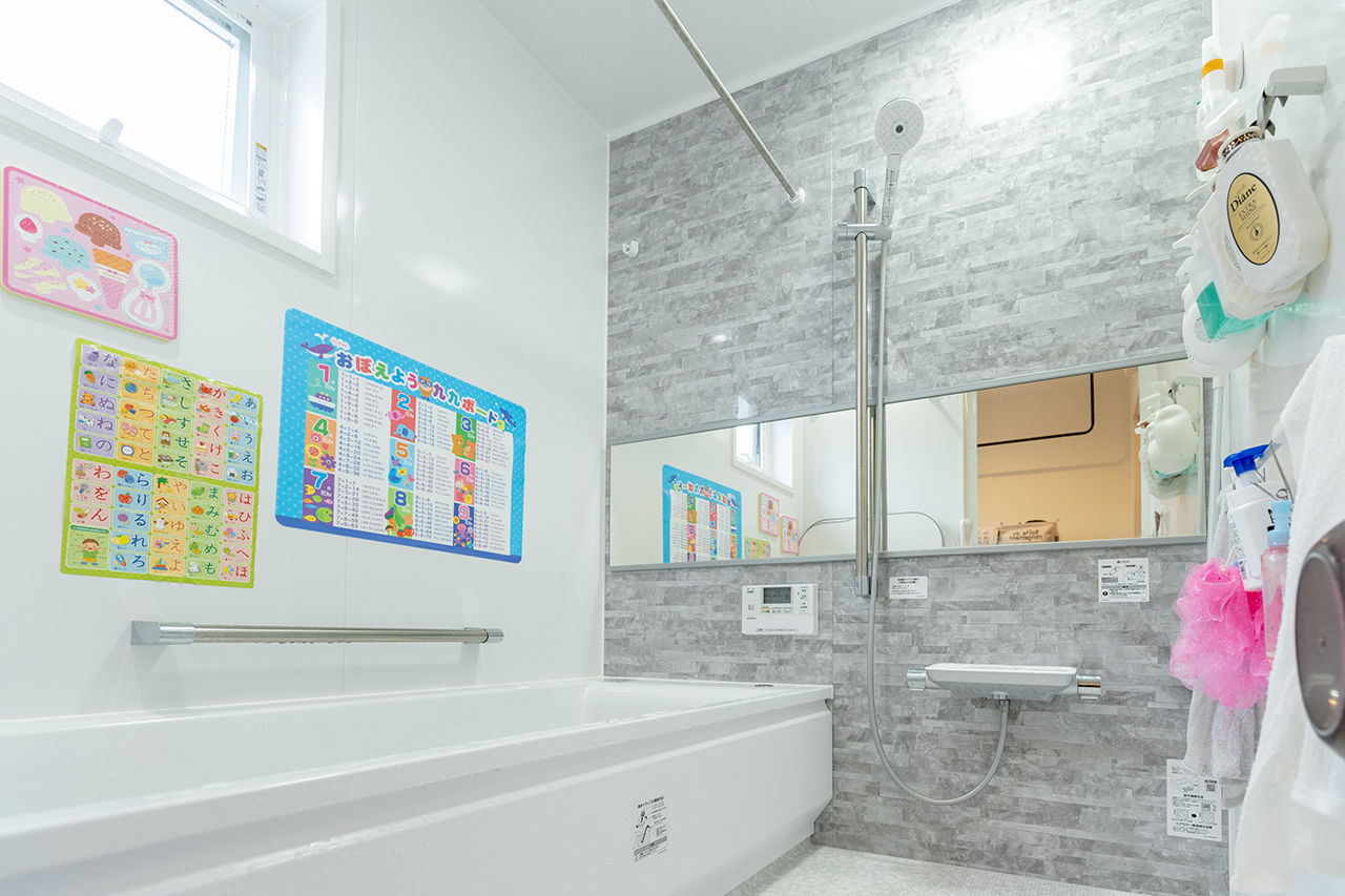 ＋RICCO　一級建築士事務所 【鳥栖市/2100万円台/平屋×中庭】15.5畳大の中庭にあふれる笑顔。子ども3人がノビノビ育つ「コの字型」の家の建築実例画像9