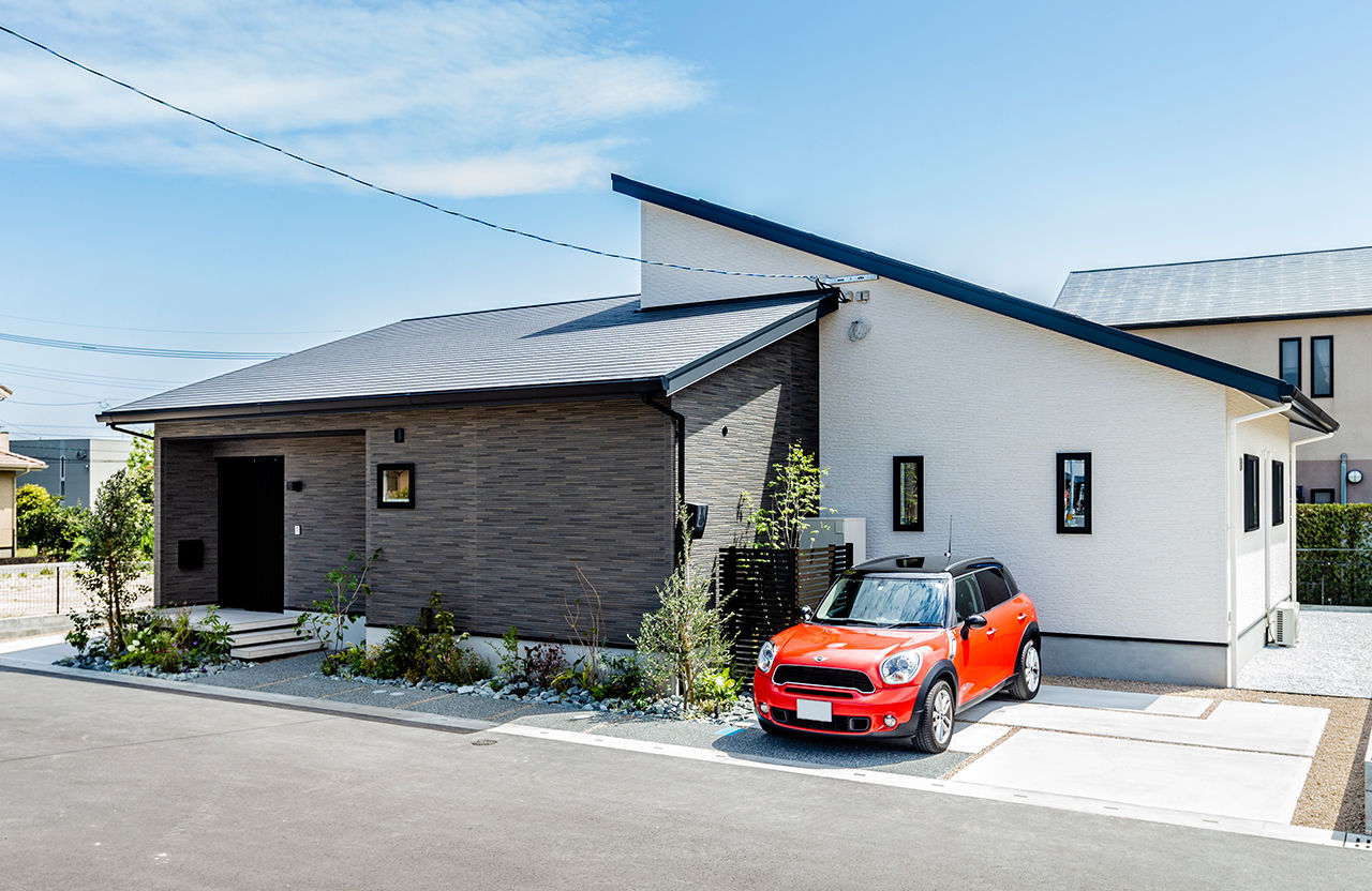 ＋RICCO　一級建築士事務所 【鳥栖市/2600万円台/32坪の平屋×アウトドアリビング】9.7畳の中庭ウッドデッキが第二のリビング！の建築実例画像1