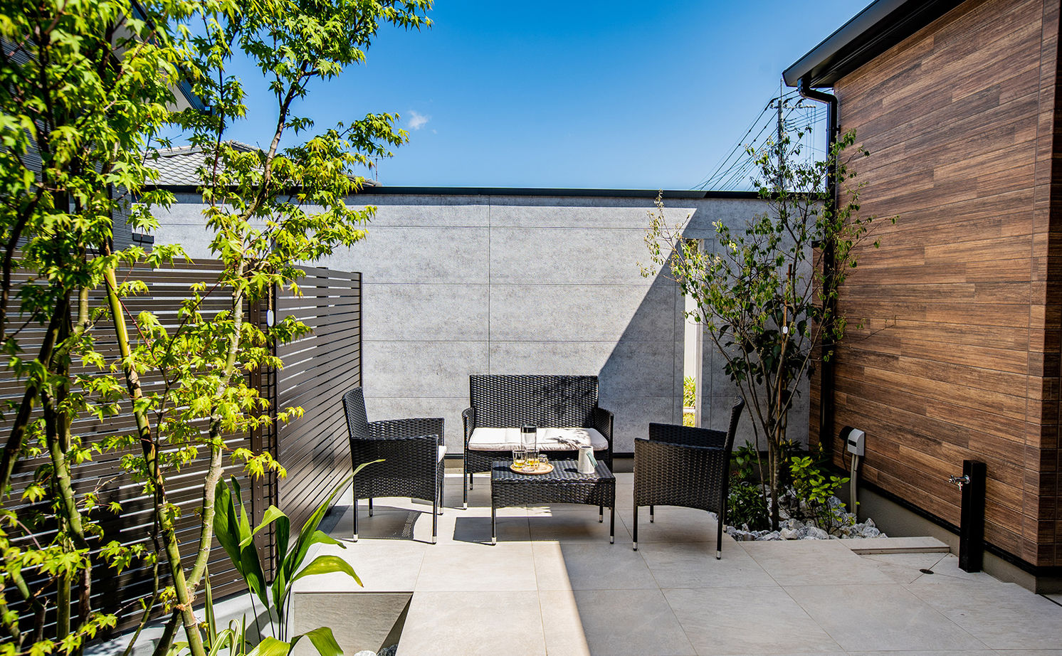 ＋RICCO　一級建築士事務所 【33坪/平屋×中庭/間取図有/2000万円台】プライバシーが守られる、アウトドアリビングと書斎のある平屋の建築実例画像3