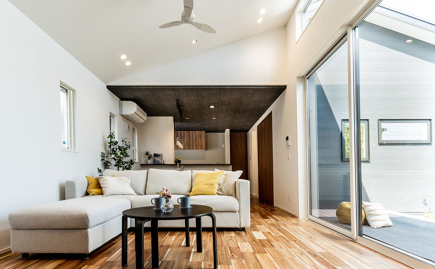 ＋RICCO　一級建築士事務所 【33坪/平屋×中庭/間取図有/2000万円台】プライバシーが守られる、アウトドアリビングと書斎のある平屋の建築実例画像8