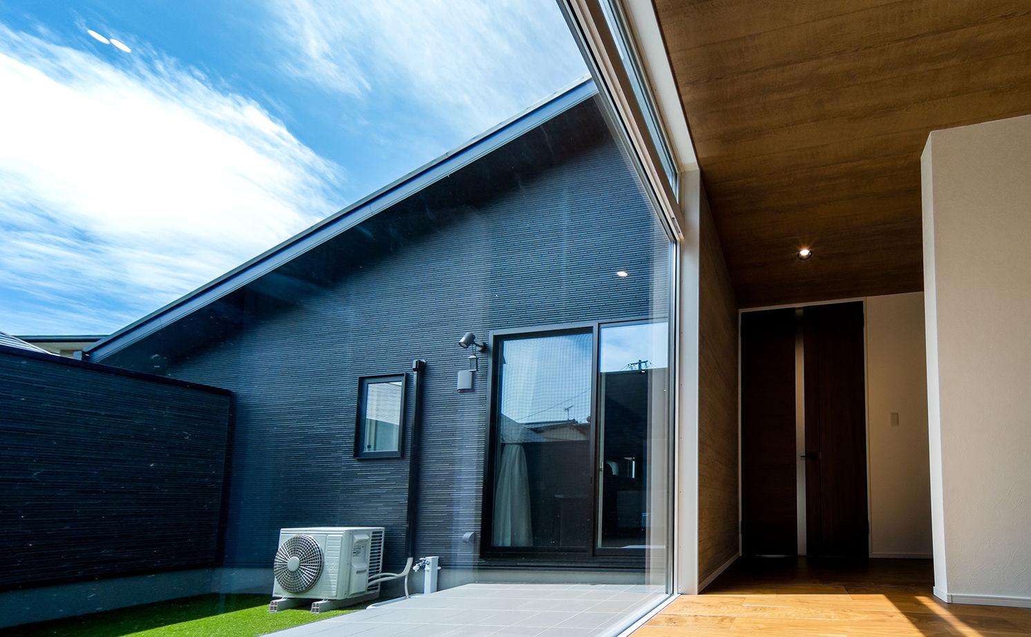 ＋RICCO　一級建築士事務所 【間取図有／2500万円台／33坪／3LDK／中庭】美しい家具が空間を引き立てる、ZEH仕様のお洒落な平屋の建築実例画像5