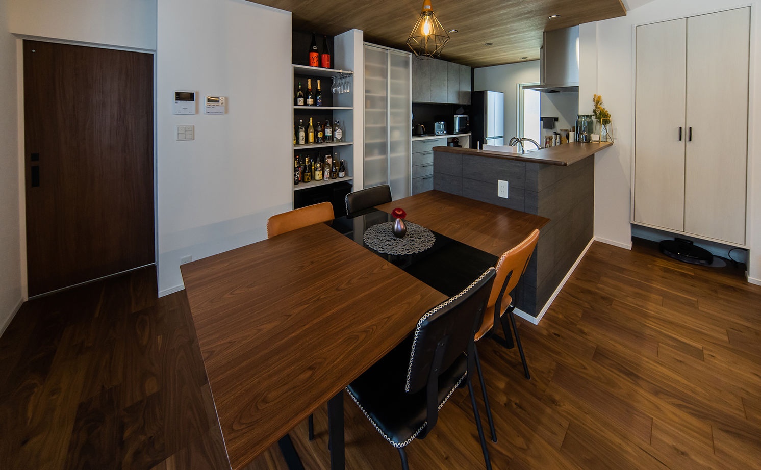 ＋RICCO　一級建築士事務所 【間取図有／2500万円台／33坪／3LDK／中庭】美しい家具が空間を引き立てる、ZEH仕様のお洒落な平屋の建築実例画像8