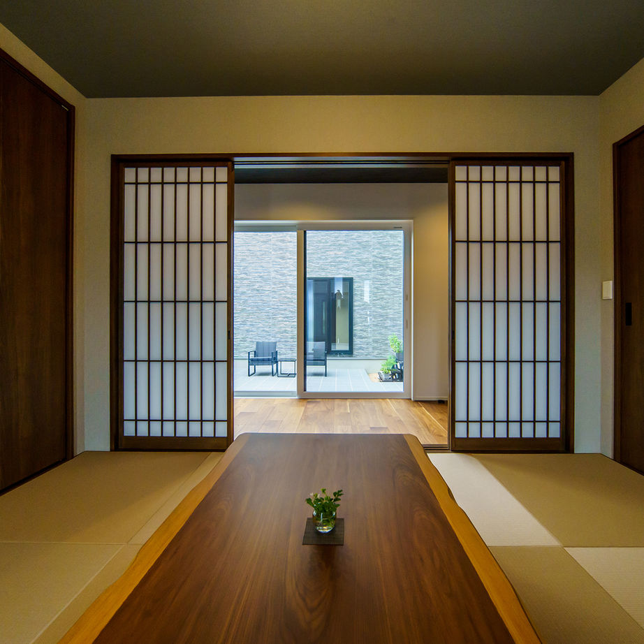 ＋RICCO　一級建築士事務所 【40.8坪／平屋×中庭／間取図有】カーテン要らずの開放的な室内と存在感あふれる外観が魅力の建築実例画像1