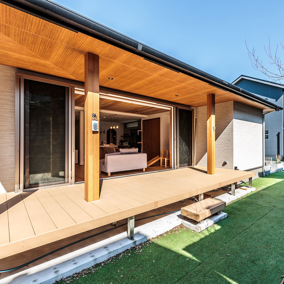 ＋RICCO　一級建築士事務所 【29.6坪/平屋×中庭/間取り図有/2500万円台】内と外のつながりを生むウッドデッキがある平屋の建築実例画像3