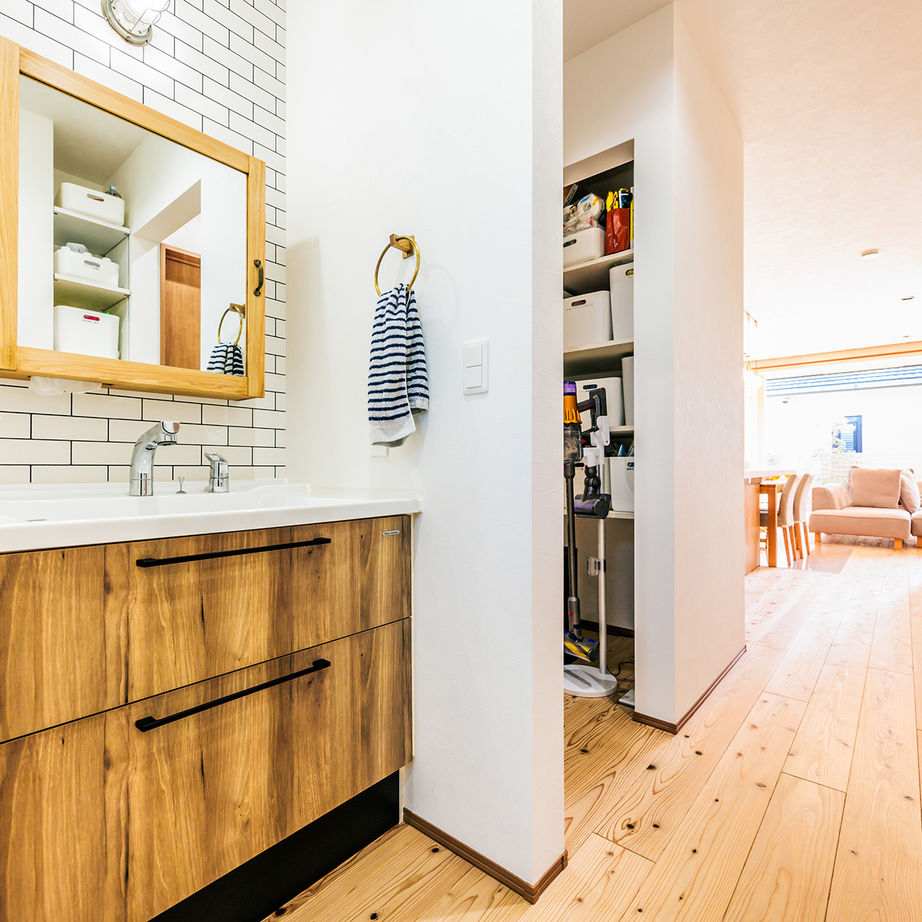 ＋RICCO　一級建築士事務所 【29.6坪/平屋×中庭/間取り図有/2500万円台】内と外のつながりを生むウッドデッキがある平屋の建築実例画像9