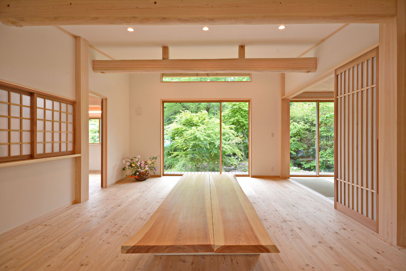 高橋材木店 タカハシホーム 【白石市/1500万円～2000万円／22坪】自然と外とつながる心地よさ、川辺の借景を楽しむ檜の家の建築実例画像2