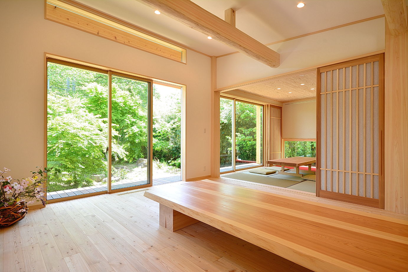 高橋材木店 タカハシホーム 【白石市/1500万円～2000万円／22坪】自然と外とつながる心地よさ、川辺の借景を楽しむ檜の家の建築実例画像3