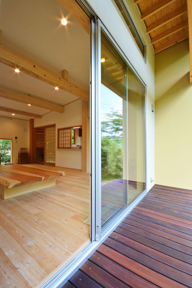 高橋材木店 タカハシホーム 【白石市/1500万円～2000万円／22坪】自然と外とつながる心地よさ、川辺の借景を楽しむ檜の家の建築実例画像4