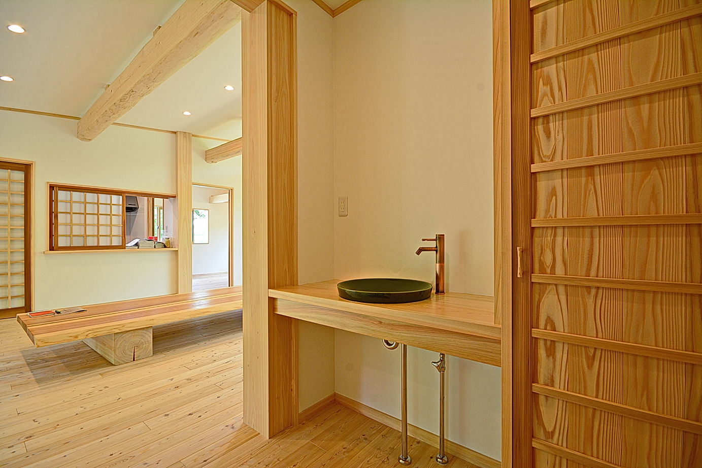 高橋材木店 タカハシホーム 【白石市/1500万円～2000万円／22坪】自然と外とつながる心地よさ、川辺の借景を楽しむ檜の家の建築実例画像5