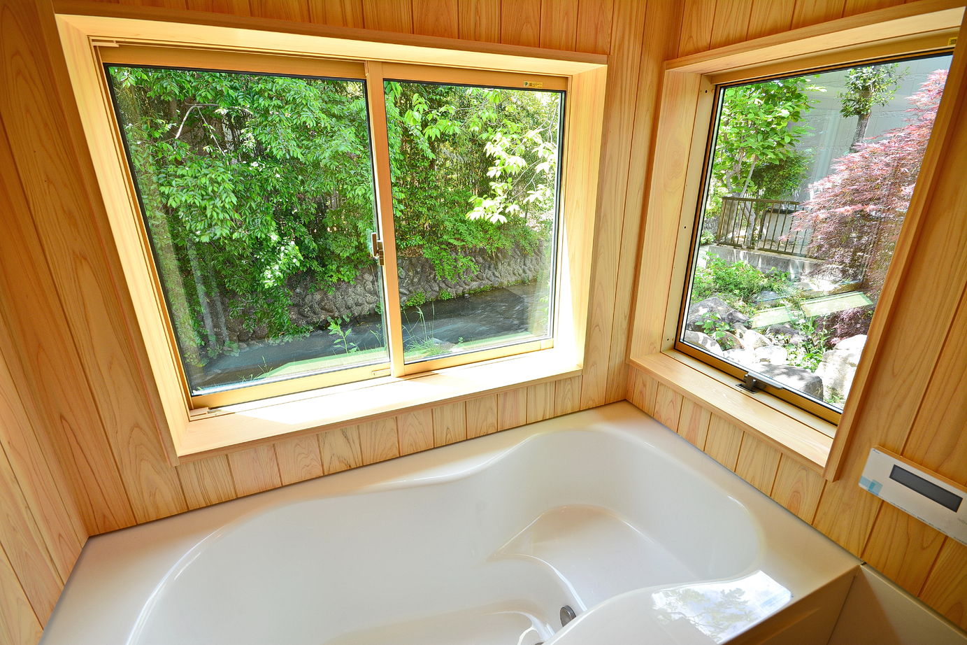 高橋材木店 タカハシホーム 【白石市/1500万円～2000万円／22坪】自然と外とつながる心地よさ、川辺の借景を楽しむ檜の家の建築実例画像6