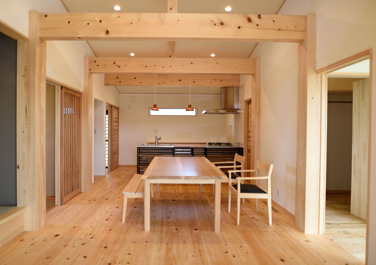 高橋材木店 タカハシホーム 【福島県新地町】畳の小上がりがある平屋の住まい　ヒノキが香る心地よい空間が広がるの建築実例画像3