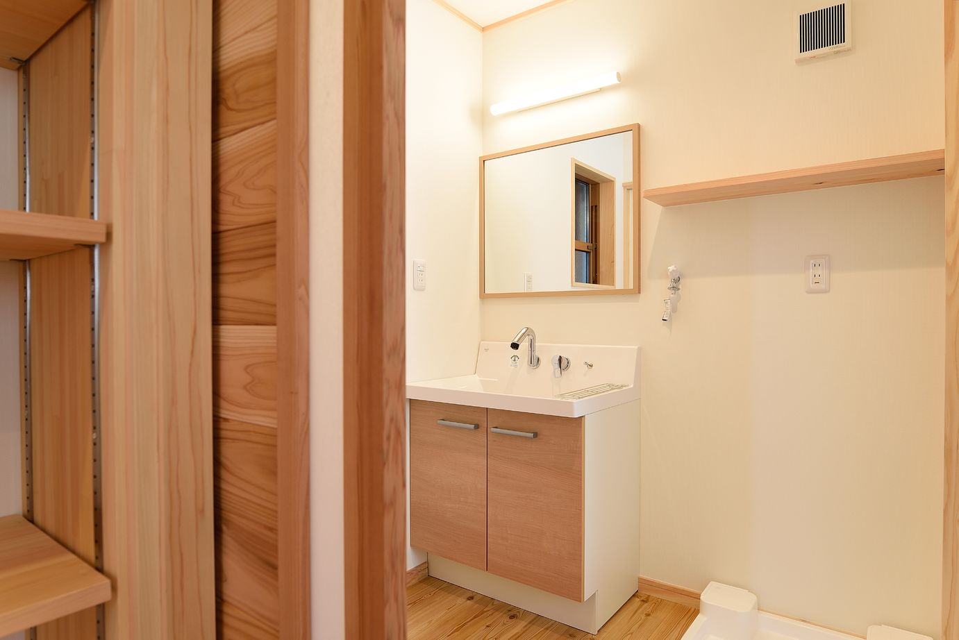 高橋材木店 タカハシホーム 【福島県新地町】畳の小上がりがある平屋の住まい　ヒノキが香る心地よい空間が広がるの建築実例画像9