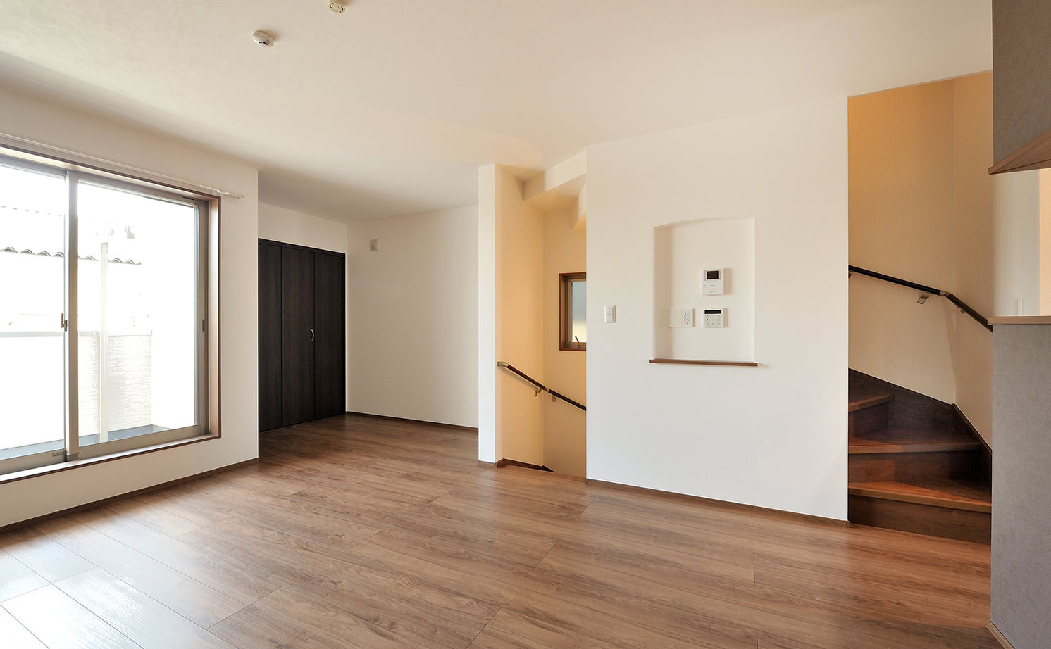 トーヨー冨士工 【1000万円台/23.8坪/狭小地/3階建て】狭小地を活かした落ち着きのある3階建ての家の建築実例画像2