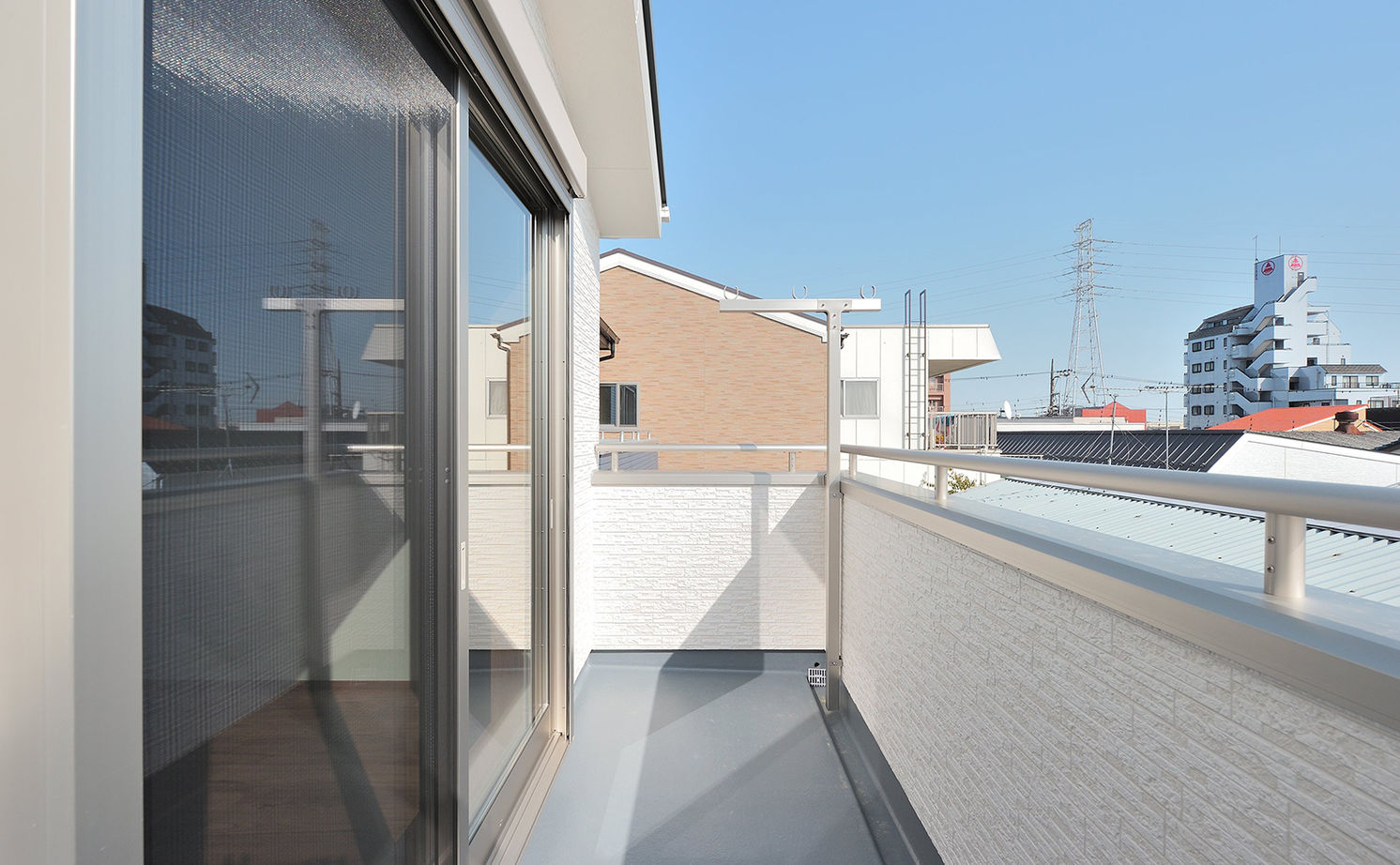 トーヨー冨士工 【1000万円台/23.8坪/狭小地/3階建て】狭小地を活かした落ち着きのある3階建ての家の建築実例画像8